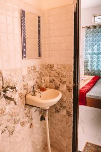 un baño con lavabo y ducha en Cocoon Auberge, en Jaipur