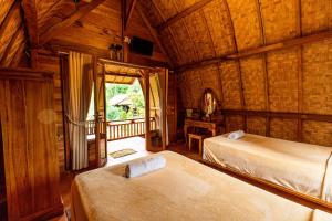 - une chambre avec 2 lits dans une cabane en bois dans l'établissement Kubu Sental Cottage, à Nusa Penida 114 autres photos