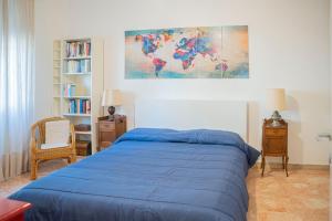 um quarto com uma cama azul com um quadro na parede em 076 - Casa La Libreria, Centro città di Chiavari, 500 metri da mare e spiagge - 2 CAMERE DA LETTO em Chiavari
