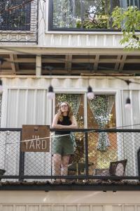 The Yard Bangkok Hostel的阳台或露台