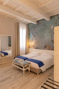 - une chambre avec un lit et une peinture murale dans l'établissement Villa La Personala, 
