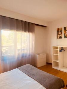 a bedroom with a white bed and a window at Jardim do Carregal in Porto