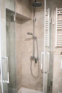 um chuveiro com uma porta de vidro na casa de banho em LaRoom - Free Parking em Zagreb