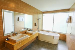 Mộc Hóa的住宿－KDL Làng Nổi Tân Lập - Tan Lap Floating Village，浴室设有2个水槽和2面镜子