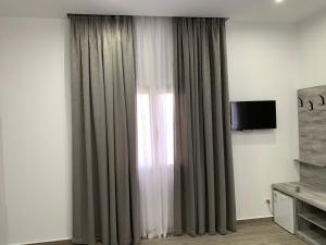 TV a/nebo společenská místnost v ubytování Hotel Restaurant Deso + 29 fotografií