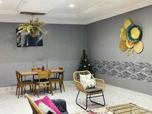 uma sala de jantar com uma mesa e uma árvore de Natal em Tamani - Your home away from home em Tamale