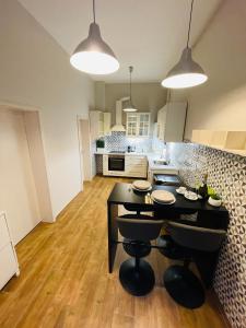 cocina con mesa y sillas en una habitación en Urban Spirit 2 Apartment, en Budapest