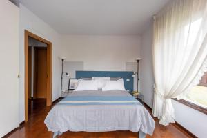Ένα ή περισσότερα κρεβάτια σε δωμάτιο στο [Navigli-Duomo] Big House with Free Parking • Top!