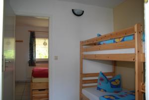 een stapelbed in een kamer met een stapelbed bij Ferienhäuser Heideröslein in Fürstenberg-Havel +13 foto's
