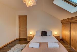een slaapkamer met een groot bed met 2 nachtkastjes bij Apartment Rebats - Alpes Travel - Central Chamonix in Chamonix-Mont-Blanc