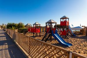 un parque infantil con un tobogán en la arena en Blue Sea Beach Resort, en Faliraki