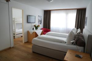 Voodi või voodid majutusasutuse Hotel Surselva toas