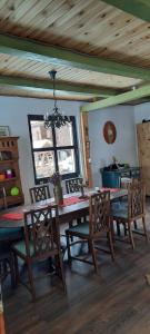 - une salle à manger avec une table et des chaises en bois dans l'établissement Baladă de Rarău, à Câmpulung Moldovenesc