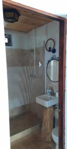 La salle de bains est pourvue d'un lavabo, d'une douche et de toilettes. dans l'établissement Baladă de Rarău, à Câmpulung Moldovenesc