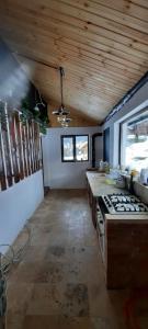 une grande cuisine avec cuisinière et plafond dans l'établissement Baladă de Rarău, à Câmpulung Moldovenesc