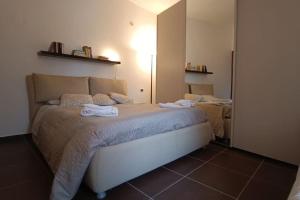 ein Schlafzimmer mit einem Bett mit Handtüchern darauf in der Unterkunft Elly's house in Alessandria