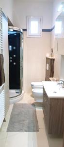 ein Bad mit einem WC und einem Waschbecken in der Unterkunft Elly's house in Alessandria