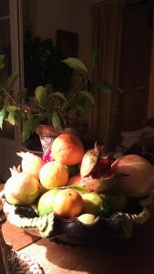 a bowl of fruit sitting on a table at Charmante chambre privée 5/10 mn du CentreVille/Port-Jardin/Parking in Nice