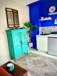 cocina azul con armario azul y fregadero en Qasabah Majorelle, en Saint-Gilles-les-Bains