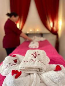 una pila de toallas plegadas en una cama con una mujer en Riad Dar Foundouk and Spa, en Marrakech