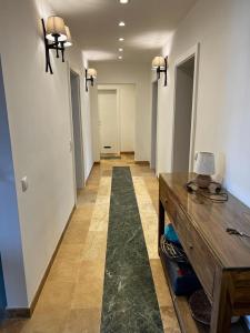 un pasillo con paredes blancas y una mesa de madera en una habitación en WM ENNSTAL, en Schladming