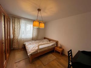 een slaapkamer met een bed, een raam en een tafel bij WM ENNSTAL in Schladming