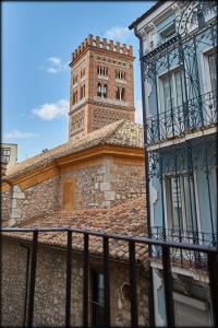 un bâtiment avec une tour d'horloge en haut dans l'établissement Torre Mudéjar, à Teruel