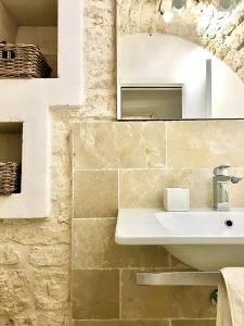 A bathroom at Trullo Falco
