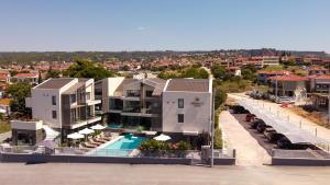 una vista aérea de una casa con piscina en Serenity Suites, en Nikiti