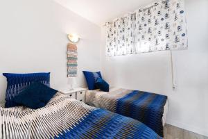 A bed or beds in a room at 50 shades of blue Még 4 kép
