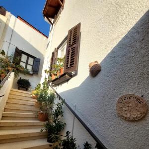 ein weißes Gebäude mit einer Treppe und einem Fenster in der Unterkunft Estia Vasilis Manoli in Ayia Napa