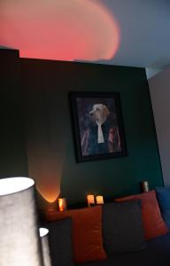 une peinture d'un chien dans une photo sur un mur dans l'établissement Les Gites By Carpe Diem, aux Andelys