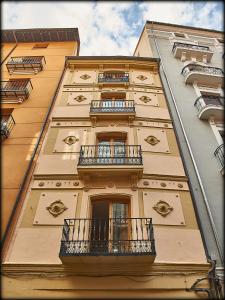 d'un grand bâtiment avec des balcons sur le côté. dans l'établissement Torre Mudéjar, à Teruel