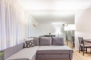 ein Wohnzimmer mit einem Sofa und einem Tisch in der Unterkunft Luxury Living in Saint Germain in Paris