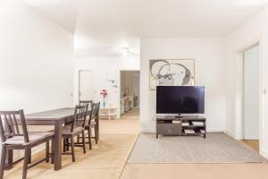 ein Esszimmer mit einem Tisch und einem TV in der Unterkunft Luxury Living in Saint Germain in Paris