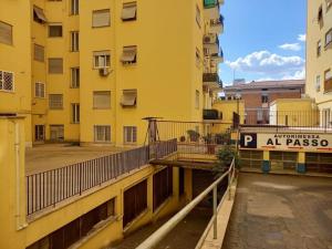 ローマにあるCaffarella Park, scrumptious 2+2, Wifi, near Metroの黄色の建物