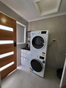 a washer and dryer in a small room at 90 Mile Beach Escape in Seaspray