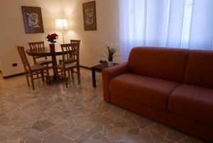 salon z kanapą i stołem w obiekcie Residenza Feltre w Mediolanie