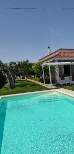 una grande piscina blu di fronte a una casa di Villa Brancasi con piscina a Brindisi