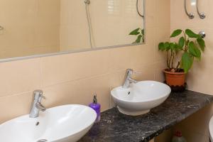 een badkamer met 2 wastafels en een spiegel bij Villa Marko in Stanići