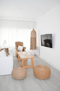 een woonkamer met een salontafel en 2 poeven bij Casa Alsina in Chascomús