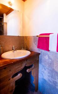 y baño con lavabo y espejo. en Les Deux Tetes 2 Chez Fifine, en Arc 1600