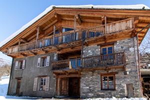 an old log house with a balcony on it at Les Deux Tetes 2 Chez Fifine in Arc 1600