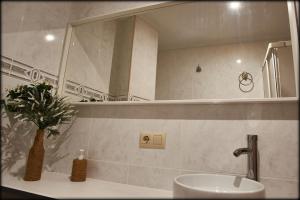 La salle de bains est pourvue d'un lavabo et d'un miroir. dans l'établissement Torre Mudéjar, à Teruel