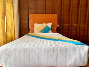 Postel nebo postele na pokoji v ubytování Nakasang Paradise Hotel