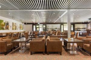 Best Western Hotel Scheele في كوبينغ: مطعم فيه طاولات وكراسي في الغرفة