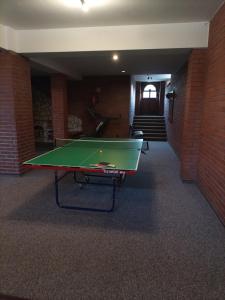 una mesa de ping pong en el medio de una habitación en OŚRODEK WCZASOWY GERLACH., en Białka Tatrzanska