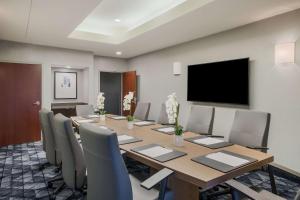 Televisyen dan/atau pusat hiburan di Sonesta Select Phoenix Chandler