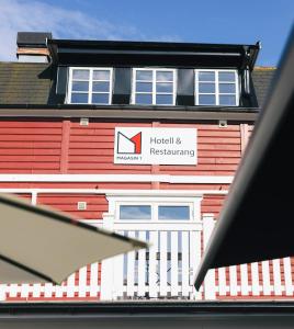 een rood gebouw met een bord waarop staat: ziekenhuis en bij Hotell Magasin 1 in Mörbylånga