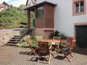 a table and chairs in front of a building at Ferienhaus-Ilstad in Udler
